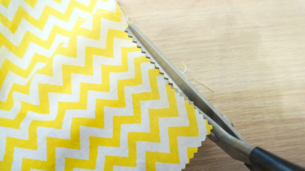 Pinking Edge of DIY Beeswax Wraps Bees Wrap